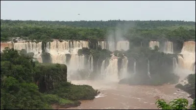 Combien de cascades forment les Chutes d´Iguazu, merveille naturelle inscrite au patrimoine mondial de l´UNESCO ?