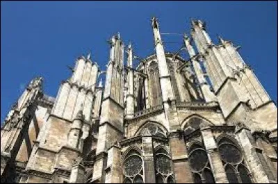De quelle époque architecturale est la cathédrale Saint-Pierre sise dans une ville du département de l'Oise ?