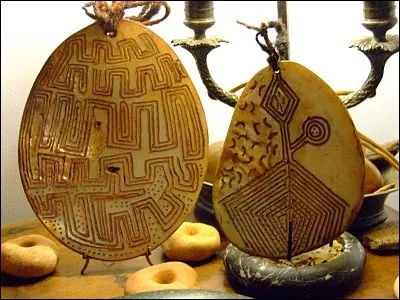 Quels artistes ont réalisé ce travail minutieux gravé sur des coquillages de nacre ?