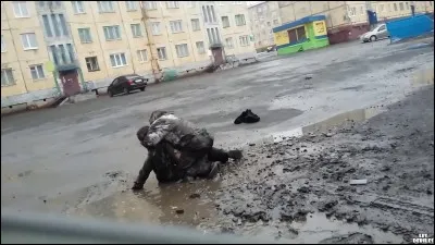 Tu vois deux personnes en train de se battre. Que fais-tu ?