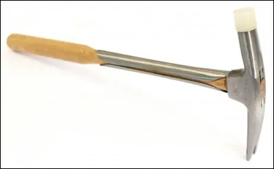 Comment appelle-t-on en ameublement, un marteau de tapissier ?