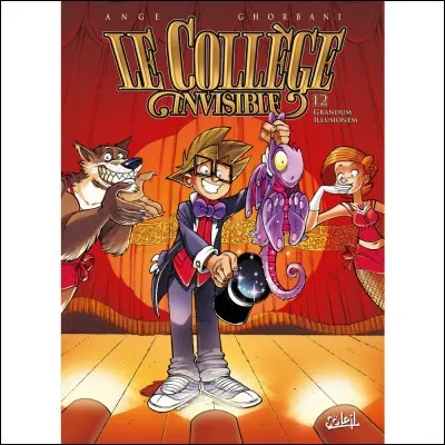 Sur cette image, quel est le nom du petit dragon que tient le personnage dans sa main gauche ?