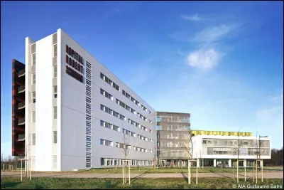 Un de tes amis a eu un accident de voiture et il est à l'hôpital.