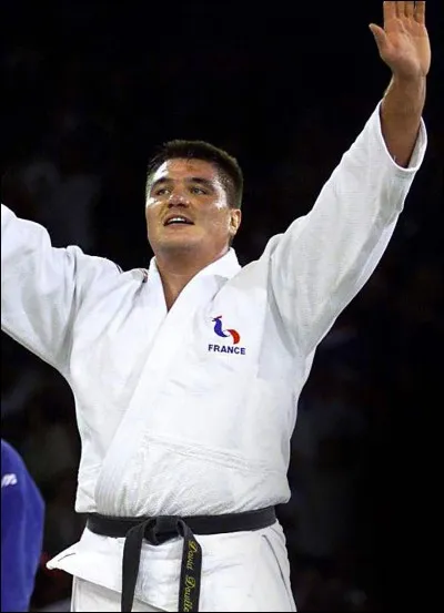 Comment se nomme le sportif présent sur la photographie ci-contre ?