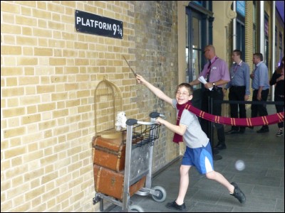 Dans le film "Harry Potter à l'école des sorciers", à la gare de King's Cross, comment Harry repère-t-il les Weasley ?
