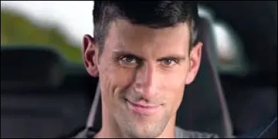 Dans cette pub pour la 308 Peugeot, on voit un petit Djokovic massacrer nos oreilles avec un violon et renvoyer une balle de tennis avec son instrument pour exploser une statue. Qui a composé la musique qui illustre cette pub ?