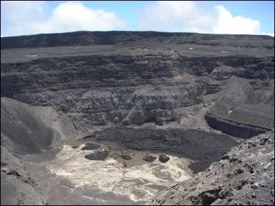 Comment s'appelle le volcan qui est toujours actif aux Comores ?