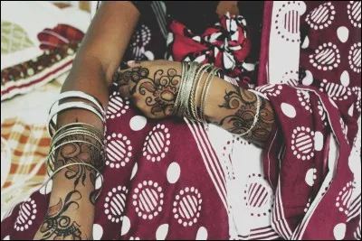 Comment s'appelle le tissu, souvent rouge et blanc, porté par les femmes, par-dessus leurs vêtements ?