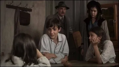 Rondo - Simon se réfugie chez son oncle Abraham en Angleterre pour éviter la persécution antisémite nazie dès 1933. Ils ne partagent pas du tout la même vision des Juifs, mais c'est ensemble qu'ils s'uniront pour combattre le nazisme dès qu'ils apprendront la Shoah, terme qui signifie en hébreu :