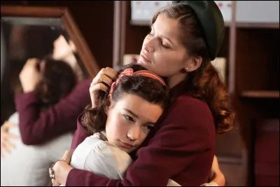 La Nouvelle Guerre des boutons - Les Longevernes menés par Lebrac sont toujours en guerre en 44 contre les Velrans menés par Aztec ; mais dans cette version, une jeune fille appelée Violette arrive d'on ne sait où. Lorsque les Allemands viennent la chercher sur dénonciation, on devine que la fillette est certainement...