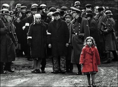 La Liste de Schindler - Lorsque la construction du camp de concentration de Płaszów est achevée, il est ordonné de vider le ghetto de Cracovie ; cette scène très violente fait de nombreux morts, dont cette petite fille habillée de rouge, à un âge où beaucoup jouaient à la poupée. Son corps va disparaître comme celui de milliers de Juifs de la Seconde Guerre mondiale :