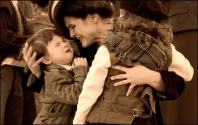 La Famille de Nicky - Nicholas Winton, aussi appelé le Schindler britannique, a sauvé 669 petits Slovaques et Tchèques du génocide allemand ; ces petits Juifs auraient perdu la vie en 39. Combien de Juifs avaient été sauvés par Schindler ?