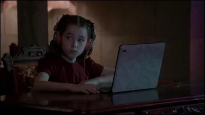 Qui s'empare du bébé maintenant devenue petite fille ?