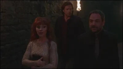 Sam, Crowley et Rowena vont en Enfer ; ils veulent voir un Archange, mais qui ?