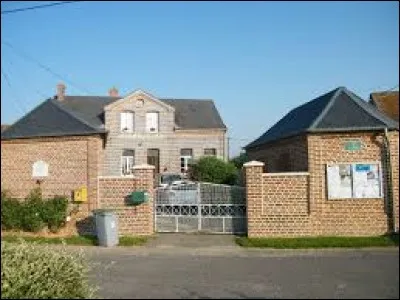 Nous partons maintenant dans les Hauts-de-France, à Domesmont. Petit village de 51 habitants, dans l'arrondissement d'Amiens, il se situe dans le département ...