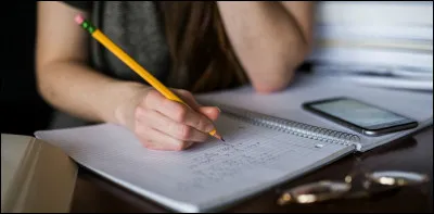 La secr&eacute;taire de l'&eacute;cole sera absente durant toute la semaine. Qu'en penses-tu ?