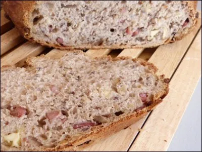 Que trouve-t-on en plus des noix dans la mie de cet autre pain rustique ?