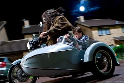 À qui appartenait la moto volante, avant que Hagrid se l'approprie ?