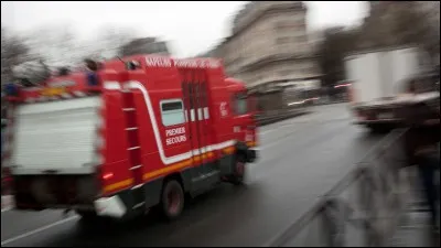 Ton ami est en danger, tu :