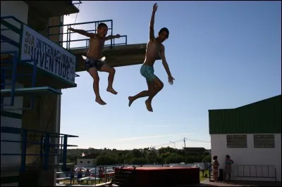 Quelle est la hauteur du plus haut plongeoir aux piscines de Vidigueira ?