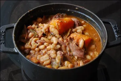Il y a trois cassoulets, celui de Castelnaudary, celui de Carcassonne et celui de Toulouse. Ils ont tous leur recette, mais un ingrédient est obligatoire (hors les haricots). Lequel ?