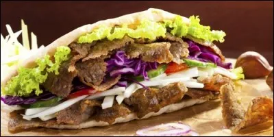 Dolma, döner kebab, börek sont des spécialités :