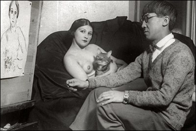 Tsuguharu Foujita et son &eacute;pouse dans son atelier &agrave; Montparnasse (1931).