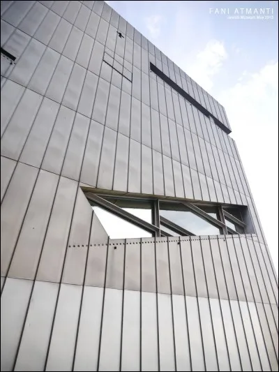 Between the lines est :