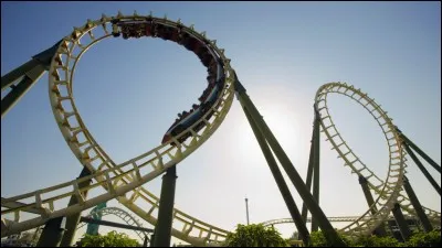 Tes ami(e)s insistent pour que tu fasses la montagne russe sur l'image. Que fais-tu ?