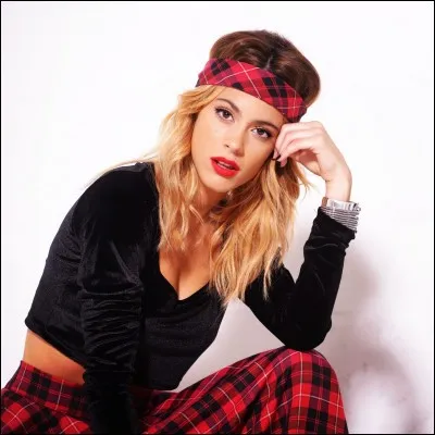 En quelle année a-t-elle commencé à se teindre les cheveux en blond ?