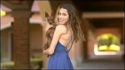 Comment a-t-elle appelé sa chienne ?