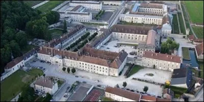 Que sont devenues les abbayes de Clairvaux, du Mont Saint Michel et de Fontevrault ?