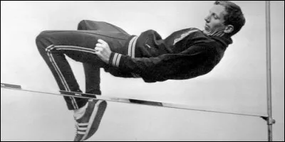 Quel champion de saut en hauteur donna son nom à sa technique de saut sur le dos ?