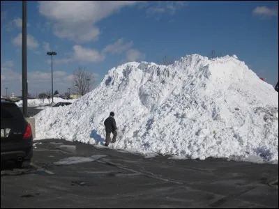 Gros tas solide d'eau blanche :