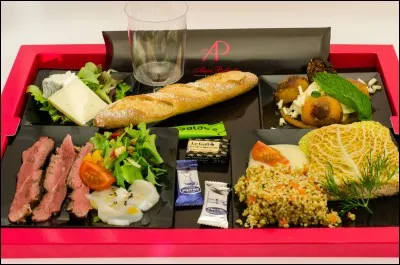 Un repas est principalement accompagné de :