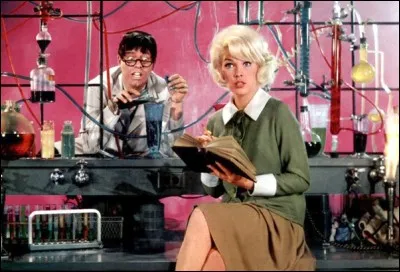 Comment s'appelle la jeune femme blonde ?