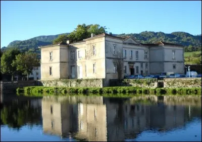 Quel château pouvant vous faire croire être en Loir-et-Cher pourrez vous admirer à Saint-Girons en Ariège ?