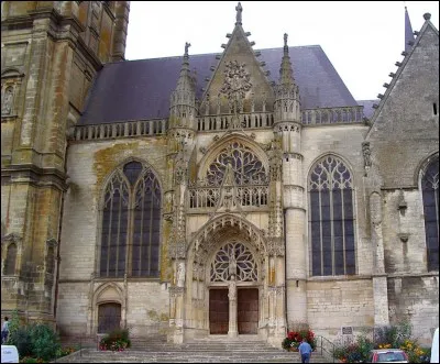 Maintenant dirigeons nos pas à Rethel dans les Ardennes dont le portail de l'église Saint-Nicolas est qualifié de "délicieux" par Verlaine,mais quelle est la spécialité "délicieuse" de la ville ?