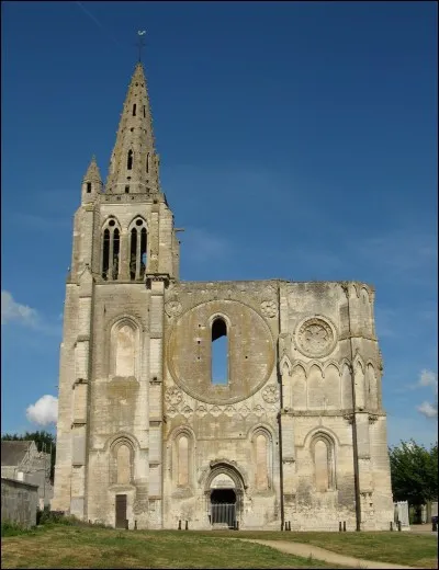 Suivez les flèches et nous arrivons à Crépy-en-Valois dans le département de l'Oise pour contempler les ruines de la collégiale Saint-Thomas de Cantorbéry,mais de quoi la ville est-elle la capitale française ?