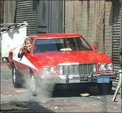 C'est une Ford Gran Torino 1975, voilà le bolide qui mènera les héros vers la solution après être passé chez "Huggy les bons tuyaux".