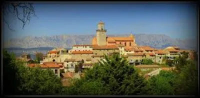 Je vous emmène maintenant à la découverte de Fuveau. Ville de l'arrondissement d'Aix-en-Provence, avec la montagne Sainte-Victoire à l'horizon, elle se situe dans le département ...