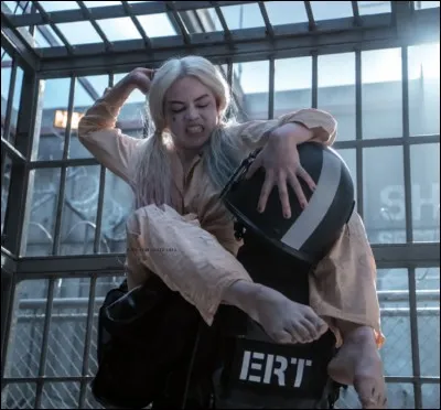 Que sort Harley Quinn de sa bouche dans la prison ?