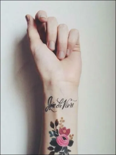 Ce que tu as au poignet est...