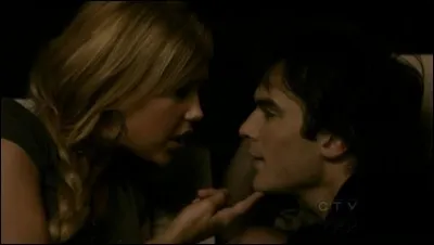 Qui Damon tue-t-il quand cette personne venait voir Stefan ?