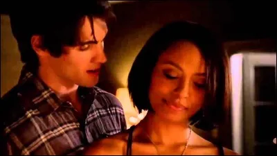 Avec qui Jeremy trompe-t-il Bonnie ?