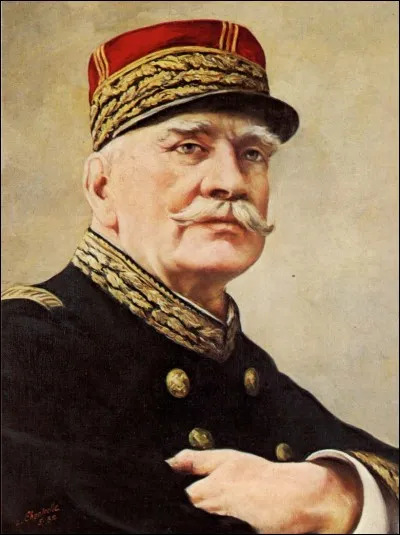 Tintin et le capitaine Haddock se retrouvent en Bordurie dont le chef suprême est un militaire nommé Plekszy-Gladz. Quel est son grade ?