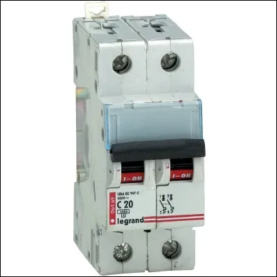 Contre quoi un disjoncteur automatique nous protège-t-il ?