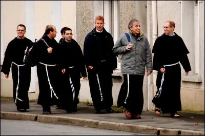 A quoi font r&eacute;f&eacute;rence les trois n�uds de la corde de l'habit des franciscains ?