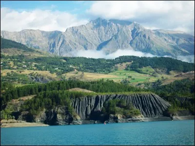 Quelle rivière des Alpes-de-Haute-Provence vient, avec la Durance, alimenter le lac de barrage de Serre-Ponçon ?