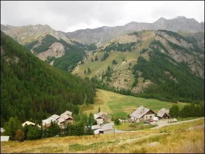 Quelle est la particularité de la commune de Saint-Véran dans les Hautes-Alpes ?